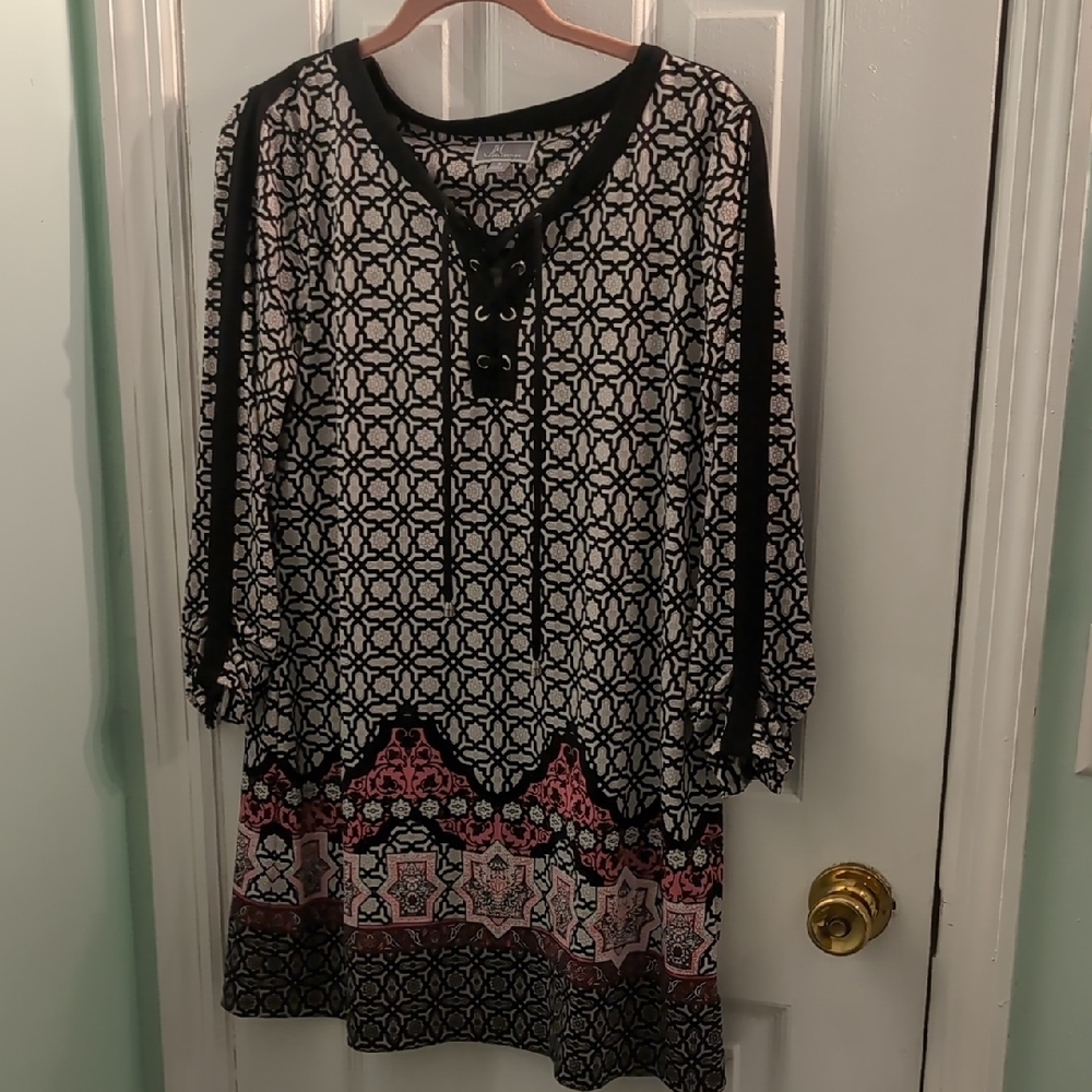 JM Collection Black and White Geometric Top